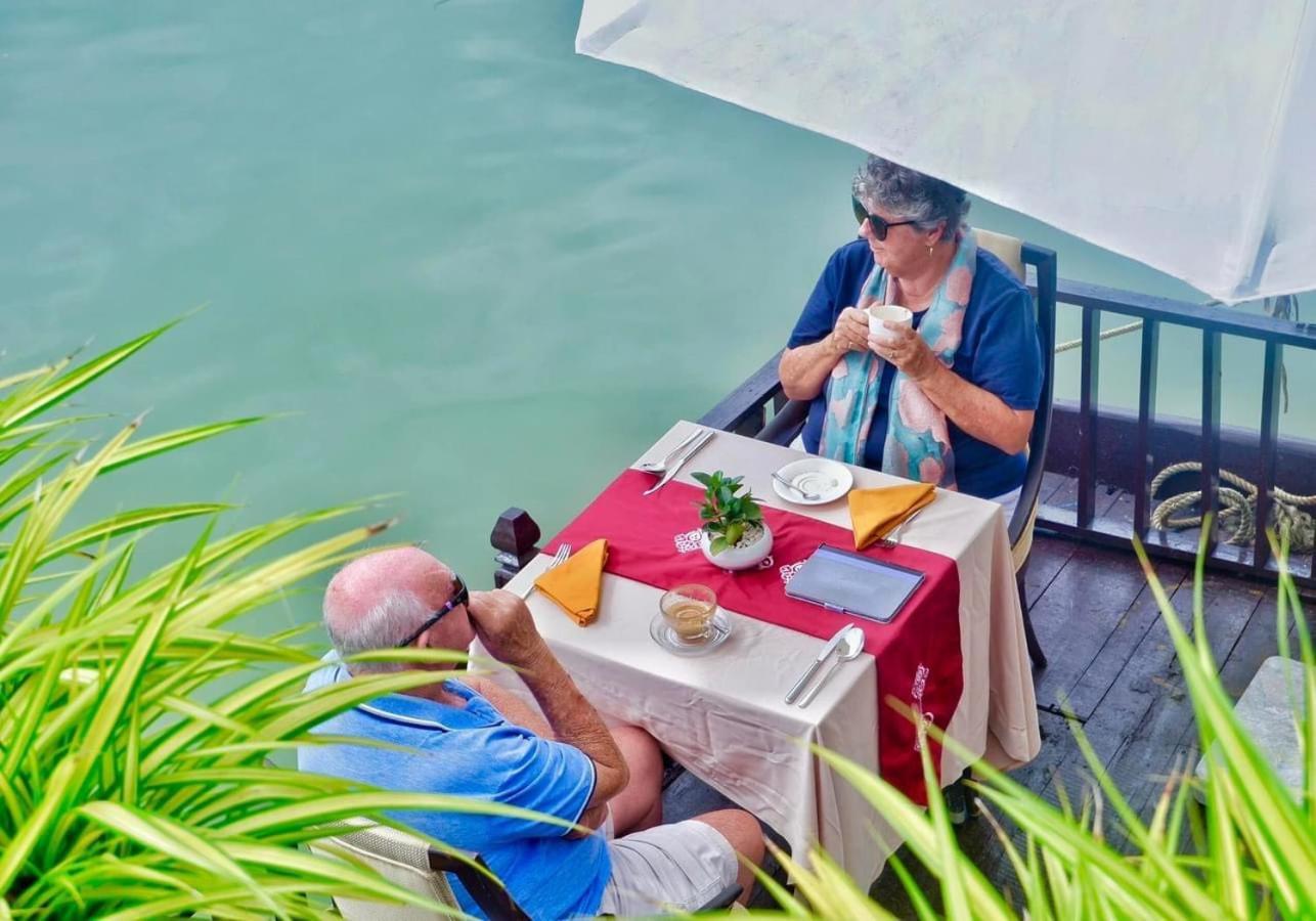 ลิตเติล ริเวอร์ไซด์ . อะ ลักชัวรี โฮเต็ล แอนด์ สปา Hotel ฮอยอัน ภายนอก รูปภาพ A couple at a restaurant