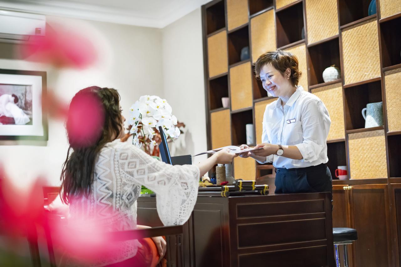 ลิตเติล ริเวอร์ไซด์ . อะ ลักชัวรี โฮเต็ล แอนด์ สปา Hotel ฮอยอัน ภายนอก รูปภาพ A guest checking in at the hotel