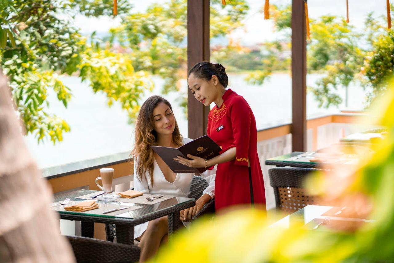 ลิตเติล ริเวอร์ไซด์ . อะ ลักชัวรี โฮเต็ล แอนด์ สปา Hotel ฮอยอัน ภายนอก รูปภาพ A Vietnamese waitress serving a guest